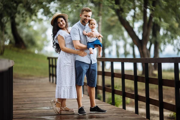 公園に小さな息子と幸せな若い家族 — ストック写真