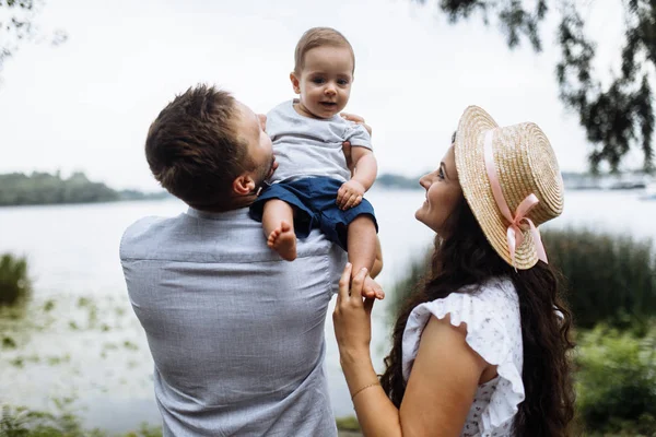 Parkta küçük bir oğlu olan mutlu genç bir aile.