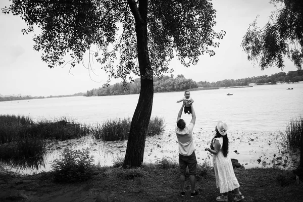 Lycklig Ung Familj Med Liten Son Parken — Stockfoto