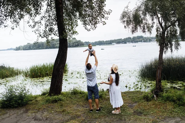 公園に小さな息子と幸せな若い家族 — ストック写真