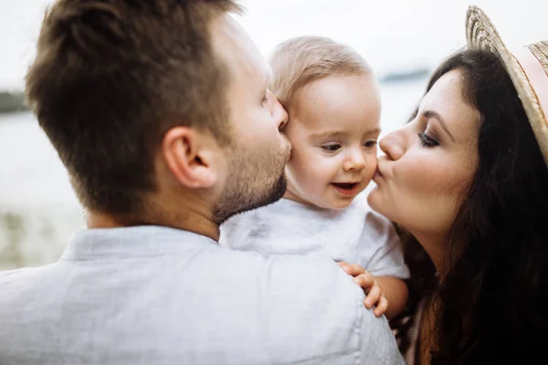 Gelukkig Jong Gezin Met Kleine Zoon Het Park — Stockfoto