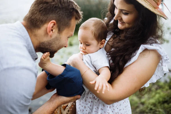 Parkta küçük bir oğlu olan mutlu genç bir aile.