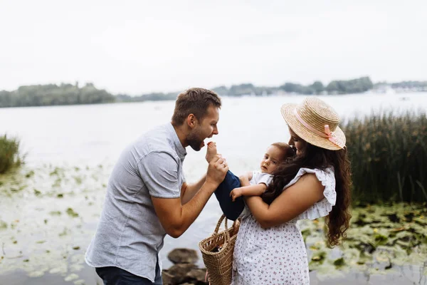 Gelukkig Jong Gezin Met Kleine Zoon Het Park — Stockfoto