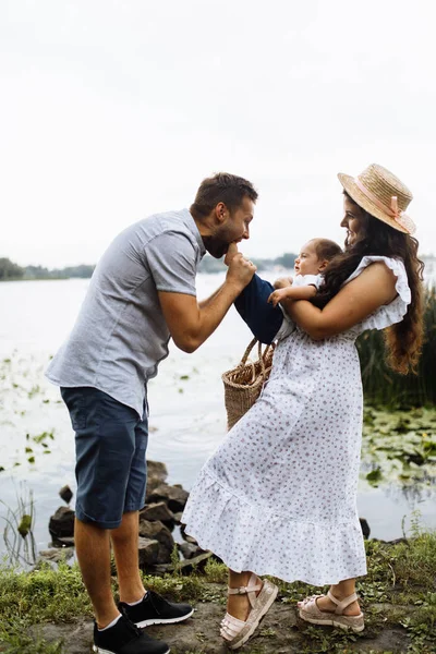 Gelukkig Jong Gezin Met Kleine Zoon Het Park — Stockfoto