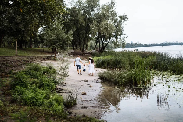 Parkta küçük bir oğlu olan mutlu genç bir aile.