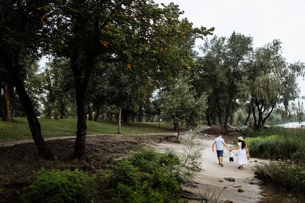 Parkta küçük bir oğlu olan mutlu genç bir aile.