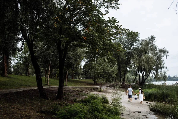 Parkta küçük bir oğlu olan mutlu genç bir aile.