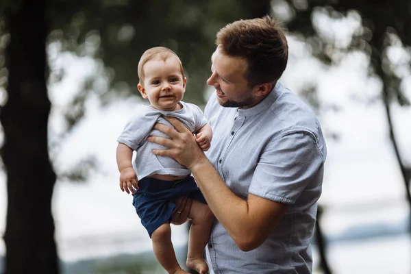 Gelukkige Jonge Vader Met Zoon Het Park — Stockfoto