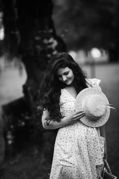 Красивая Молодая Женщина Летнем Парке — стоковое фото