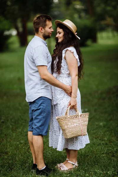 Yaz parkında güzel mutlu bir çift 