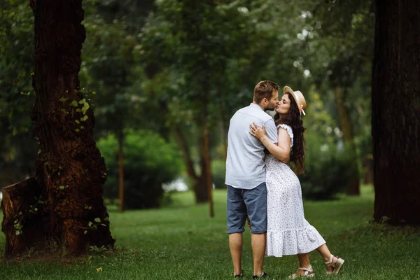 Schönes Glückliches Paar Sommer Park Küssen — Stockfoto