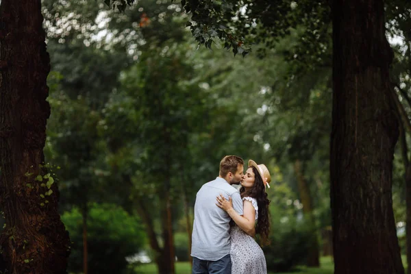 Beautiful Happy Couple Summer Park Kissing — Stock Photo, Image