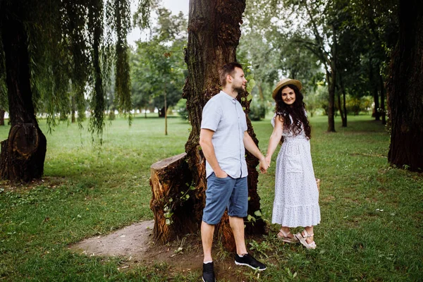 Yaz parkında güzel mutlu bir çift 