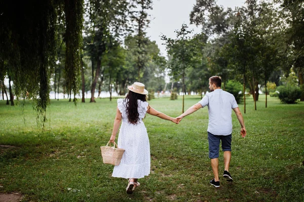 Yaz parkında güzel mutlu bir çift 