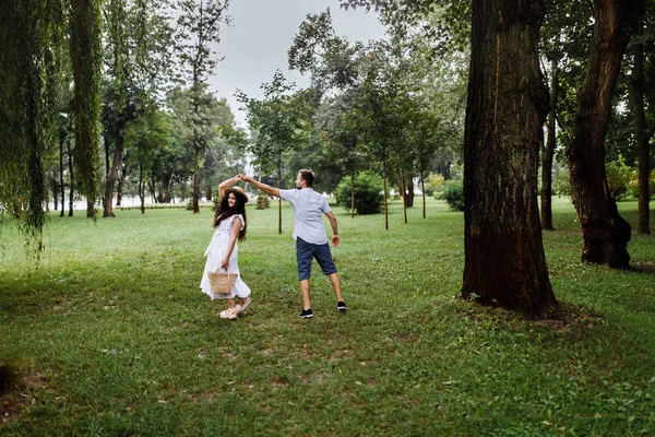 夏公園ダンスで美しい幸せなカップル — ストック写真