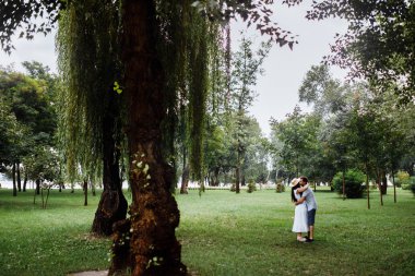 Yaz park sarılma içinde güzel mutlu çift