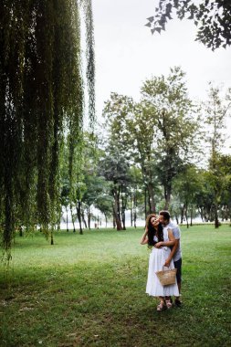 Yaz parkında güzel mutlu bir çift 