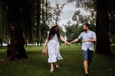 Yaz parkında güzel mutlu bir çift 