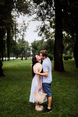 Yaz park öpüşme içinde güzel mutlu çift