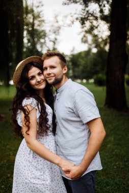 Yaz parkında güzel mutlu bir çift 
