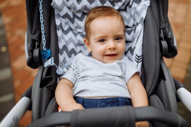 parkta güzel bir çocuk