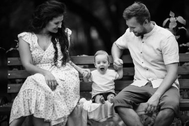 Parkta küçük bir oğlu olan mutlu genç bir aile.