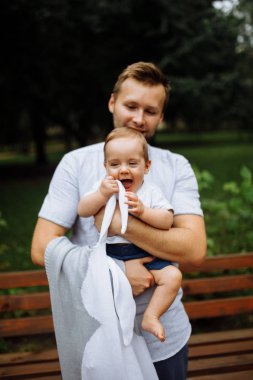 Mutlu genç baba ve oğlu parkta.