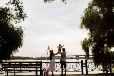 Parkta küçük bir oğlu olan mutlu genç bir aile.