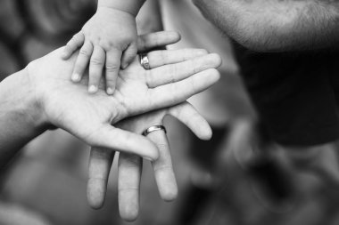 siyah ve beyaz anne ve bebek çocuk elinde kadeh kırpılmış