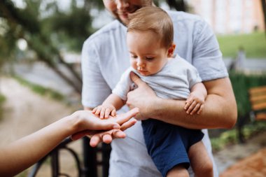Mutlu genç baba ve oğlu parkta.