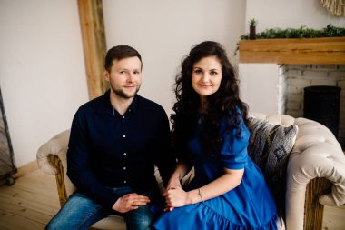 mutlu evli çift evde poz