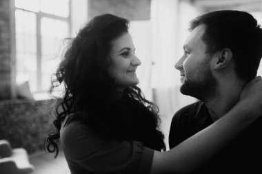 mutlu evli çift evde poz