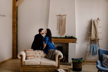 mutlu evli çift evde poz