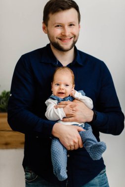 Küçük oğlu ile mutlu genç baba