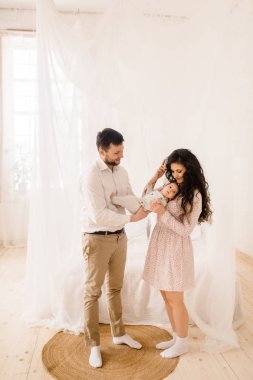 Mutlu genç ailesi ile küçük oğlu