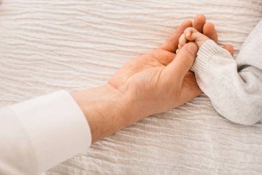 Erkek el çocuk üzerinde tutarak atış kırpılmış