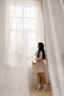 Stüdyoda poz veren güzel bir kadın.