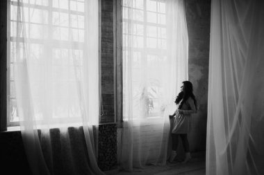 Stüdyoda poz veren güzel bir kadın.