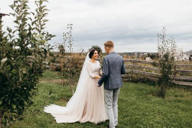 Yeni evli çiftimiz poz veriyor.