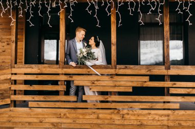 Mutlu, genç bir çift yeni evli 