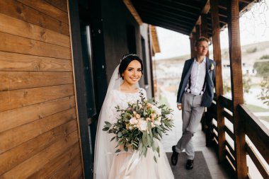 Mutlu, genç bir çift yeni evli 