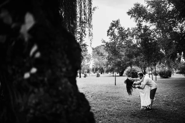 Vackert Lyckligt Par Sommarparken — Stockfoto