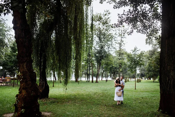 Yaz parkında güzel mutlu bir çift 