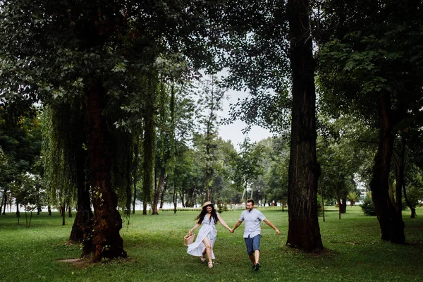 夏の公園で美しい幸せなカップル — ストック写真