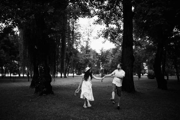 Belo Casal Feliz Parque Verão — Fotografia de Stock