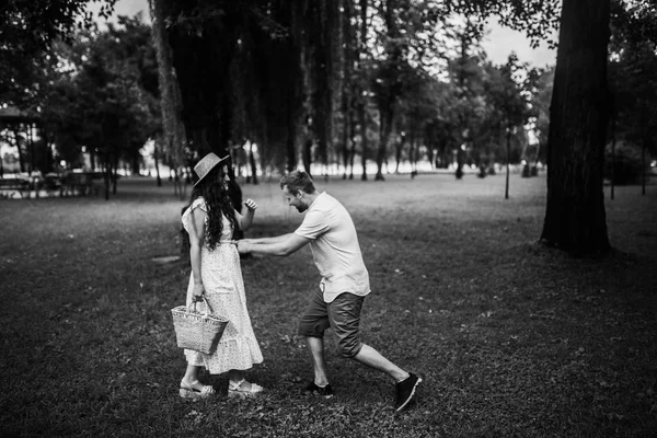 美丽快乐的一对情侣在夏季公园 — 图库照片