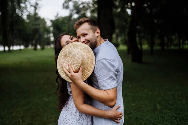 Vackert Lyckligt Par Sommarparken — Stockfoto