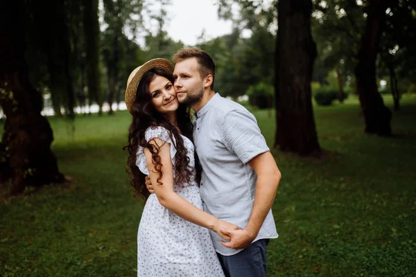 Beau Couple Heureux Dans Parc Été — Photo