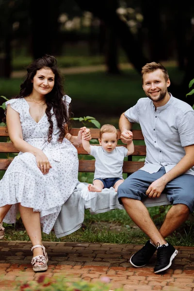 Jovem Família Feliz Com Filho Pequeno Parque — Fotografia de Stock