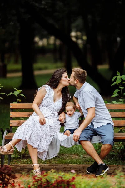 Gelukkig Jong Gezin Met Kleine Zoon Het Park — Stockfoto